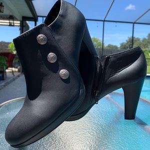 NEW-Women size 8M booties.